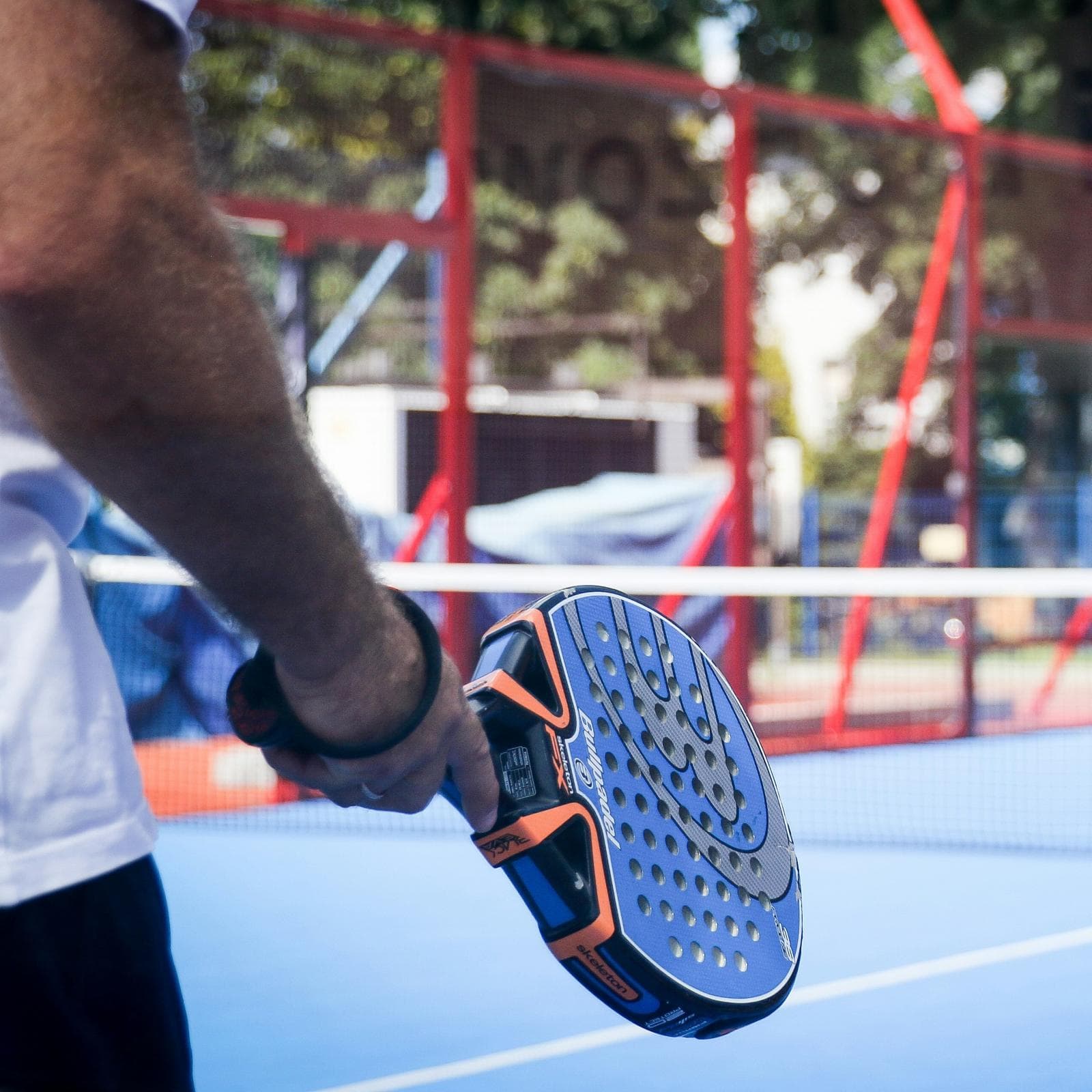 Joueurs sur un court de padel