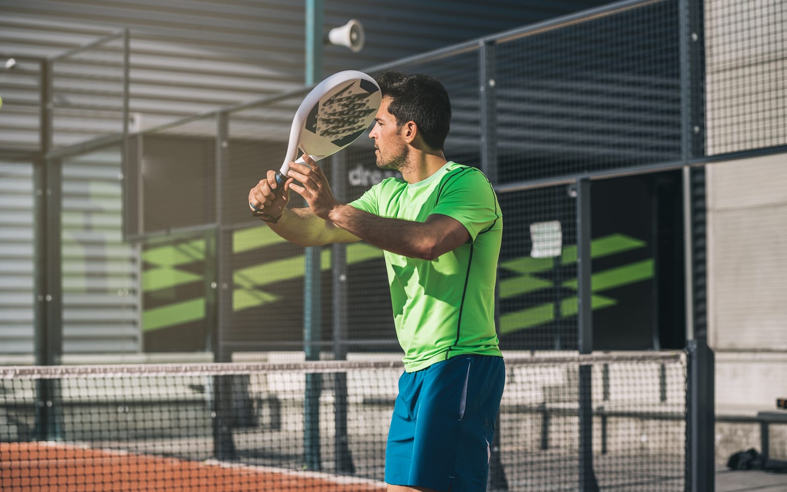 Photo d'un joueur en plein coup droit au padel