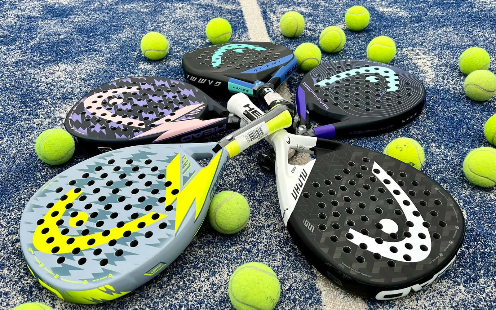 Photo flatlay de l'équipement complet d'un joueur de padel : raquette, chaussures, balles, sac