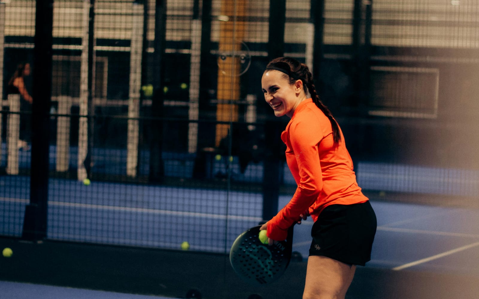 Photo d'un joueur effectuant un service à la cuillère au padel
